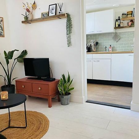 נורדוויק The Birdhouse, Tiny Home Close To The Beach מראה חיצוני תמונה