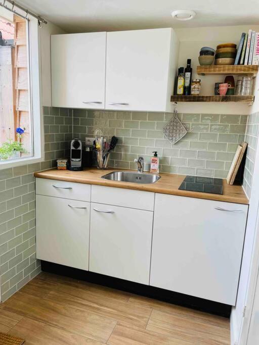 נורדוויק The Birdhouse, Tiny Home Close To The Beach מראה חיצוני תמונה